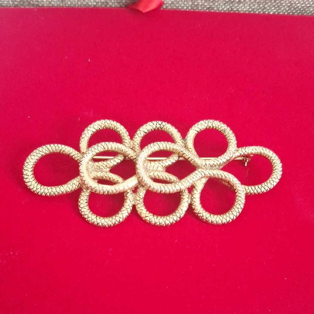 Gold Interlocking Circle Brooch